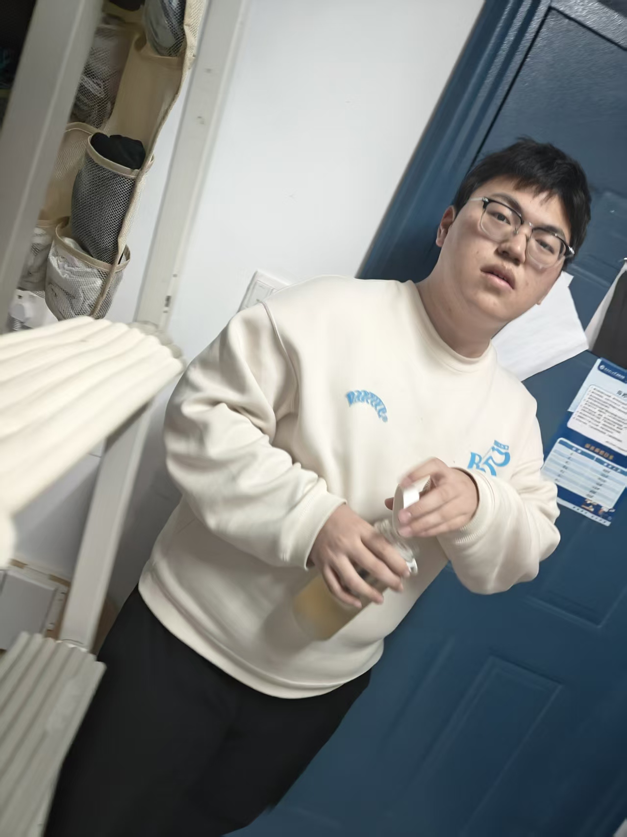 苏神领域人物形象：白色上衣站在门边
